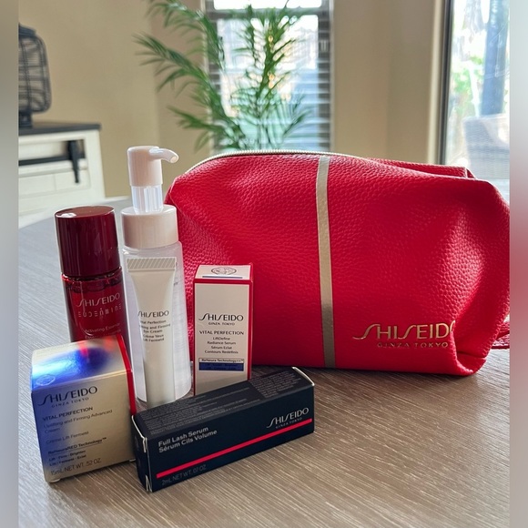 Shiseido Skin Care Vital Perfection 6 Piece Travel Set & Makeup Bag - Picture 1 of 16